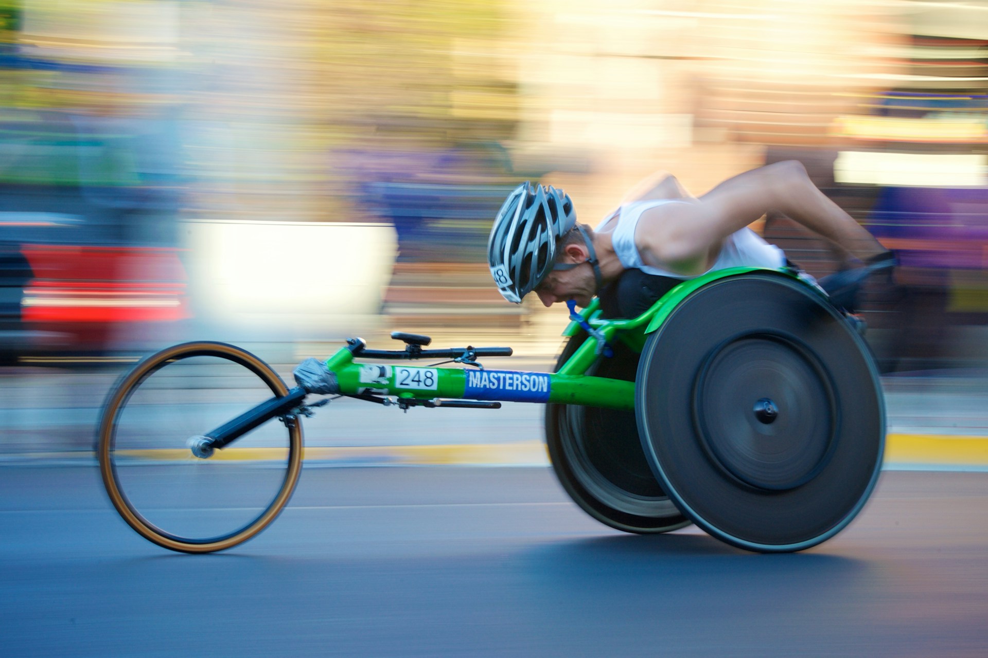 Para athlète en course sur un fauteuil roulant